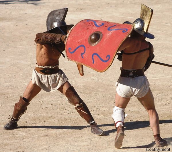 combat romain casque