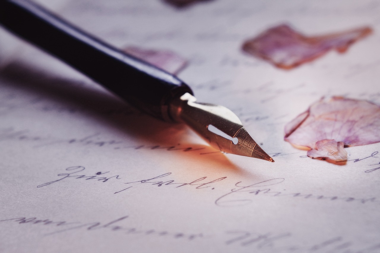 stylo plume sur feuille