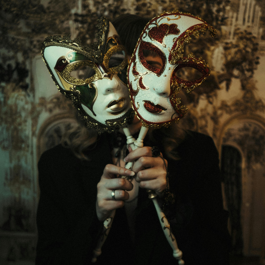 Deux masques blancs type opéra