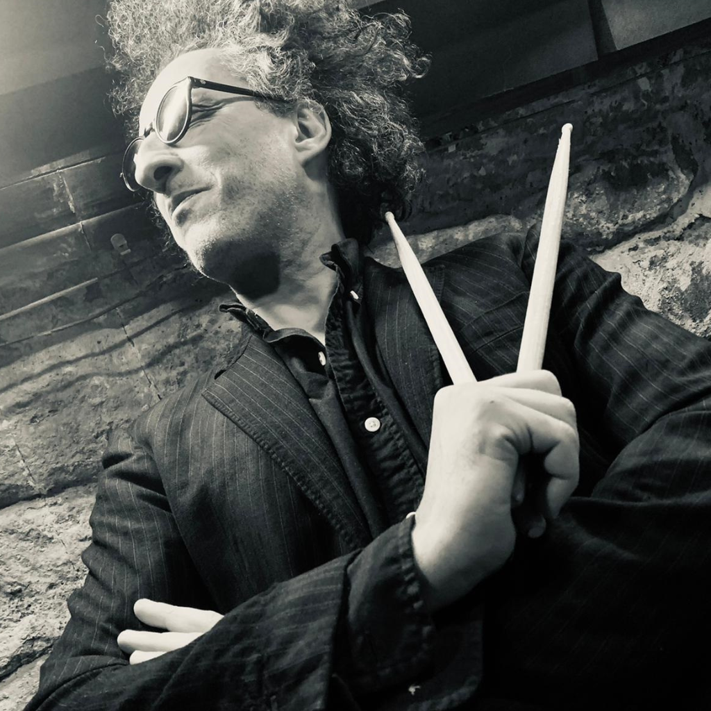 photo en noir et blanc de Mourad Benhammou avec ses baguettes de batterie à la main